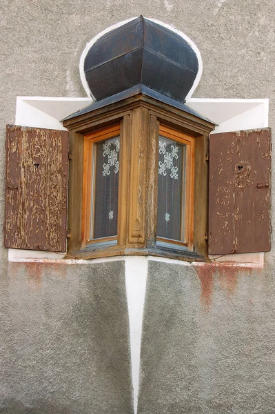 Alter Und Kleiner Balkon Mit Holzfenstern Alten Dorf Zuoz Ferienort — Stockfoto