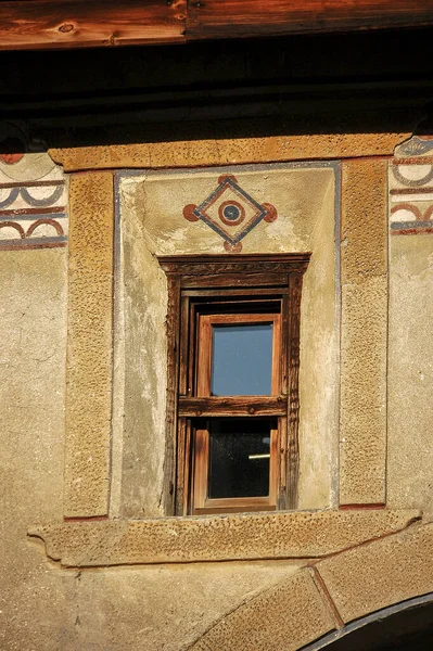 Vieja Ventana Madera Una Pared Con Decoraciones Antiguo Pueblo Guarda — Foto de Stock