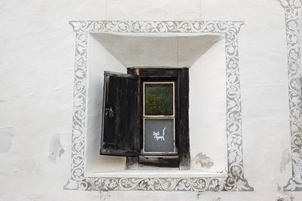 Vieja Ventana Madera Una Pared Blanca Con Decoraciones Antiguo Pueblo —  Fotos de Stock