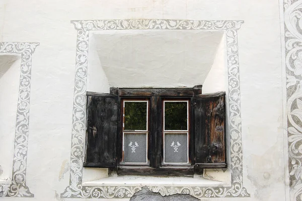 Janela Madeira Velha Uma Parede Branca Com Decorações Antiga Aldeia — Fotografia de Stock
