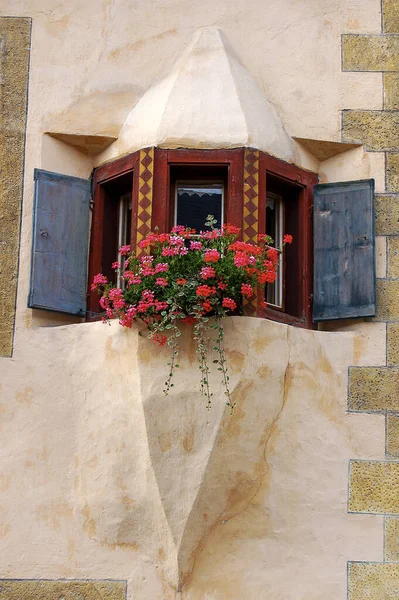 Alter Balkon Mit Holzfenstern Und Roten Geranien Alten Dorf Ardez — Stockfoto