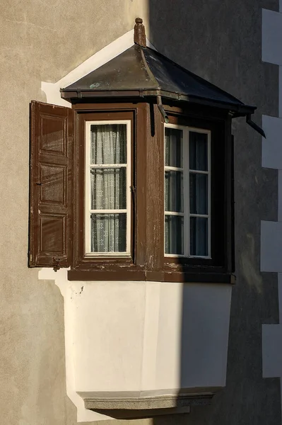 Alter Balkon Mit Holzfenstern Alten Dorf Guarda Gemeinde Scuol Engadin — Stockfoto