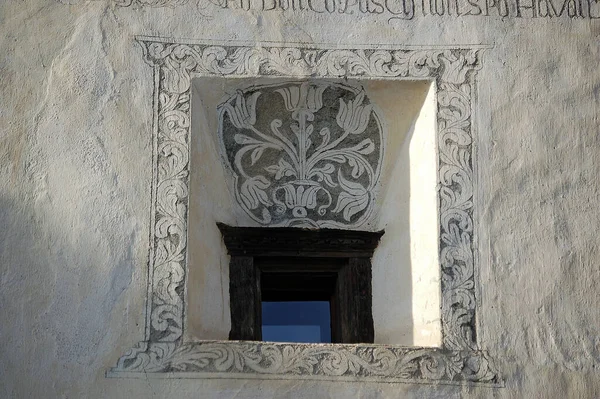 Kleines Altes Fenster Mit Blumenschmuck Weißer Wand Alten Dorf Guarda — Stockfoto
