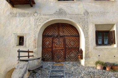 Eski Guarda, Scuol Belediyesi, Engadin Vadisi, Graubunden Kantonu, İsviçre, Avrupa 'da fresk süslemeli eski bir evin cephesi