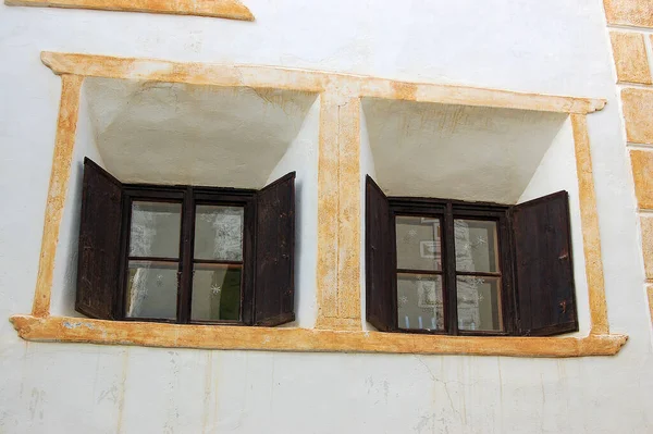 Zwei Alte Fenster Mit Hölzernen Fensterläden Einer Weiß Orangen Wand — Stockfoto
