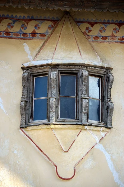 Pequeño Balcón Con Ventanas Madera Antiguo Pueblo Guarda Municipio Scuol —  Fotos de Stock