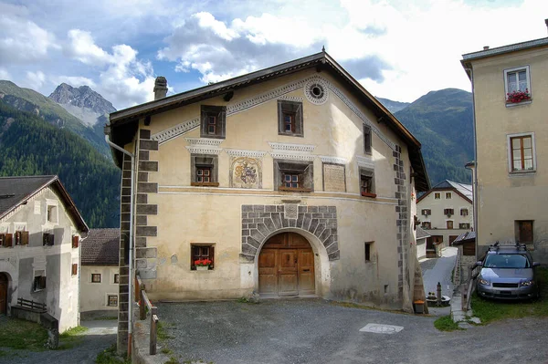 Traditioneel Huis Het Oude Kleine Dorpje Ardez Gemeente Scuol Engadin Rechtenvrije Stockfoto's