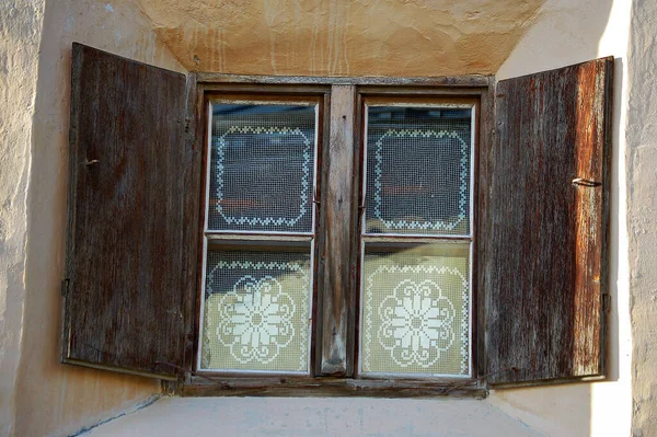 Altes Holzfenster Mit Weißen Vorhängen Alten Dorf Guarda Gemeinde Scuol — Stockfoto