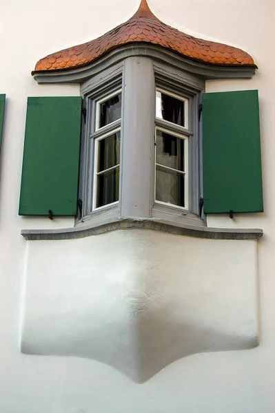 Petit Balcon Avec Fenêtres Bois Volets Verts Dans Vallée Engadin — Photo