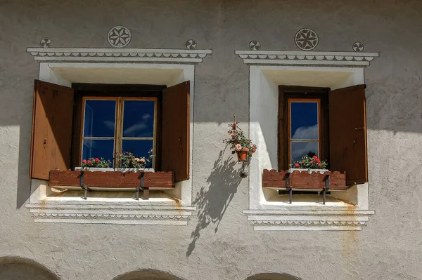 Zwei Fenster Mit Holzfenstern Und Dekorative Wände Dorf Zuoz Ferienort — Stockfoto