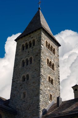 Herz-Jesu-Kirche, Kutsal Yürek Kilisesi (1911), Samedan 'ın küçük bir köyü, Engadin vadisi, Graubunden kantonu, Maloja bölgesi, İsviçre, Avrupa