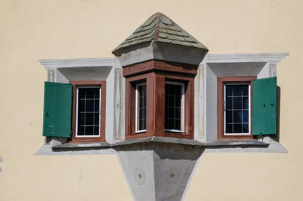 Starý Malý Balkón Dřevěnými Okny Údolí Engadine Švýcarsko Švýcarské Alpy — Stock fotografie