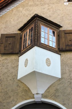 İsviçre 'nin Engadine Vadisi, İsviçre Alpleri, Graubunden Kantonu, İsviçre ve Avrupa' da ahşap pencere ve panjurları olan eski küçük balkon.