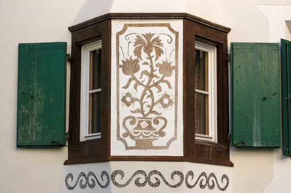 Alter Kleiner Balkon Mit Holzfenstern Und Blumenschmuck Engadin Schweiz Schweizer — Stockfoto