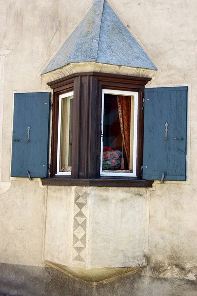 Alter Kleiner Balkon Mit Holzfenstern Und Rollläden Celerina Oder Schlarigna — Stockfoto