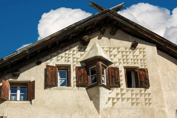 Engadin Vadisi Nde Ahşap Pencereleri Küçük Bir Balkonu Olan Eski — Stok fotoğraf