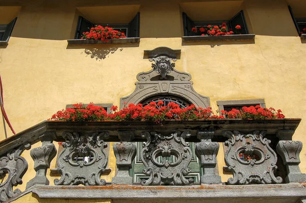 Altes Haus Mit Steinbalkon Tür Und Fenster Mit Roten Geranien — Stockfoto