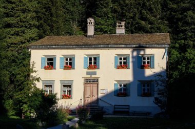 SILS MARIA, SWitzERLAND - 12 AUG 2009: Nietzsche-Haus, Alman filozof Friedrich Nietzsche 'nin 1881 ve 1883 yazları yaşadığı Sils Maria köyündeki ev.