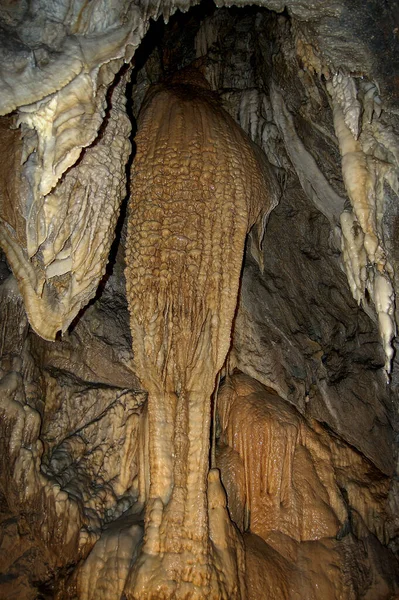 Primer Plano Una Cueva Montaña Con Estalactitas Estalagmitas Toscana Italia — Foto de Stock