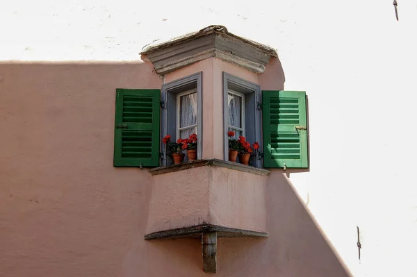 Маленький Старый Балкон Деревянными Окнами Красными Геранями Маленьком Городке Тирано — стоковое фото