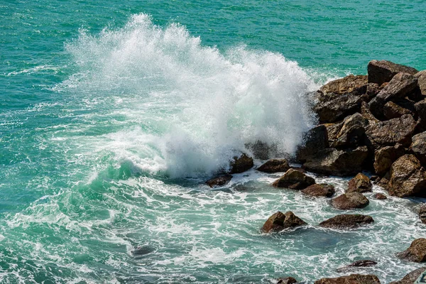 Witte Golven Van Groene Zee Breken Rotsen Breakwater Golf Van — Stockfoto