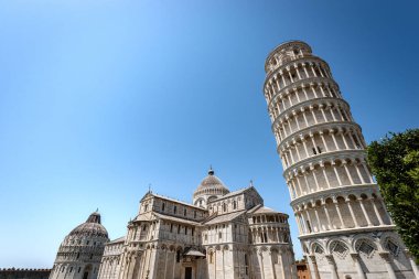 Pisa, Campo dei Miracoli (Mucizeler Meydanı) Katedralin Eğik Kulesi (Duomo di Santa Maria Assunta) ve Baptistery (Battistero di San Giovanni) ile birlikte. Toskana, İtalya, Avrupa