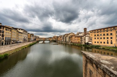 Santa Trinita Köprüsü 'nden Ponte Vecchio (Eski Köprü) ve Arno Nehri manzarası. Floransa şehir merkezi, UNESCO dünya mirası bölgesi, Toskana İtalya, Avrupa
