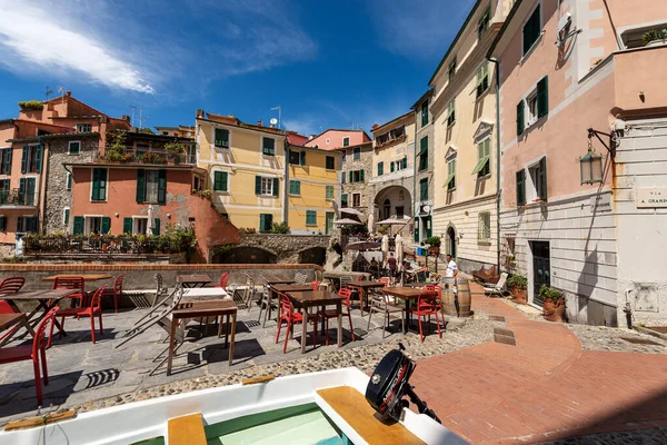 TELLARO, İtalya - 4 AUG 2020: Lerici belediyesinin antik ve küçük bir köyü olan Tellaro 'nun merkezi, La Spezia Körfezi, Liguria, İtalya, Avrupa