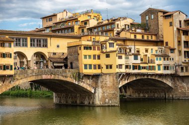FLORENCE, ITALY - 3 AUG 2020: Ponte Vecchio (Eski Köprü) ve Arno Nehri, Floransa şehir merkezi, UNESCO dünya mirası bölgesi, Toskana İtalya, Avrupa