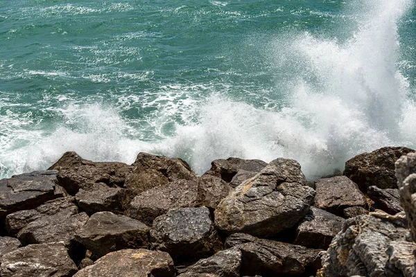 Witte Golven Van Zee Storten Neer Rotsen Breakwater Gemaakt Van — Stockfoto