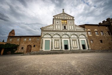 Floransa. Floransa Romanesk tarzında ünlü San Miniato al Monte Bazilikası cephesi (1013 - XII. UNESCO dünya mirası sahası, Toskana, İtalya, Avrupa