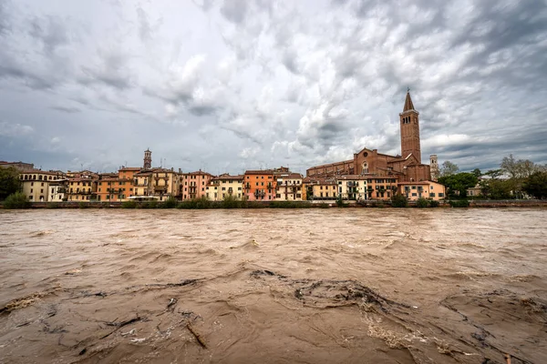 Cityscape Verona Com Igreja Anastasia 1290 1471 Rio Adige Inundação — Fotografia de Stock