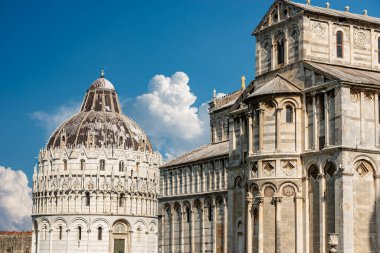 Pisa, Piazza dei Miracoli (Mucizeler Meydanı) Katedral (Duomo di Santa Maria Assunta) ve Baptistery (Battistero di San Giovanni), Toskana, İtalya, Avrupa 