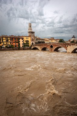 Verona, Ponte Pietra (Taş Köprü), İ.Ö. yüzyıl ve Adige Nehri birkaç şiddetli fırtınadan sonra sel altında kalmıştır. UNESCO dünya mirası sahası, Veneto, İtalya, Avrupa