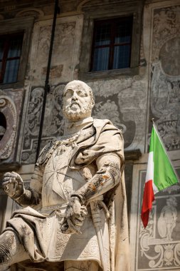 Şövalyeler Meydanı 'ndaki (Piazza dei Cavalieri) Tuscany Grandükü I. Cosimo de Medici' nin mermer heykeli. Pisa, İtalya. Fransız heykeltıraş, Pierre de Francqueville
