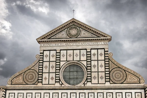 Floransa (Firenze), ünlü Santa Maria Novella Bazilikası 'nın ana cephesine yakın plan, Gotik-Rönesans tarzı, UNESCO dünya mirası alanı, Toskana, İtalya, Avrupa