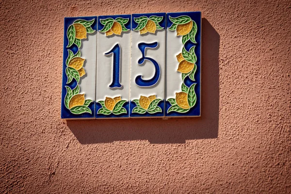 Primer Plano Casa Número Quince Cerámica Pared Roja Pequeño Pueblo —  Fotos de Stock