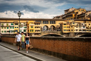 FLORENCE, ITALY - 3 AUG 2020: Ponte Vecchio, Floransa 'daki Arno Nehri üzerindeki eski köprü, UNESCO dünya mirası bölgesi, Toskana İtalya, Avrupa