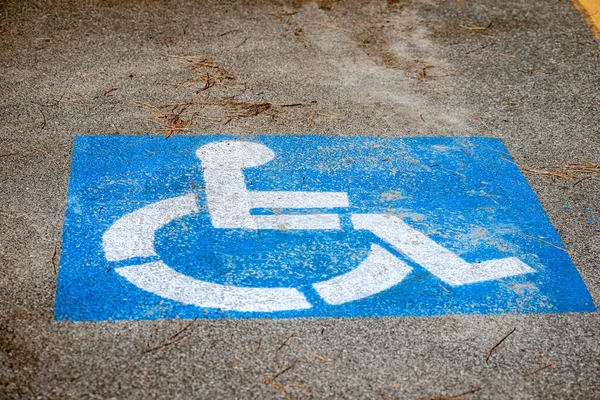 Close Van Een Handicap Parking Teken Geschilderd Het Asfalt Toegankelijkheid — Stockfoto