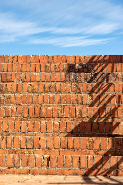 Bulutlu Mavi Gökyüzünde Kırmızı Turuncu Tuğlalardan Yapılmış Eski Bir Merdiven — Stok fotoğraf