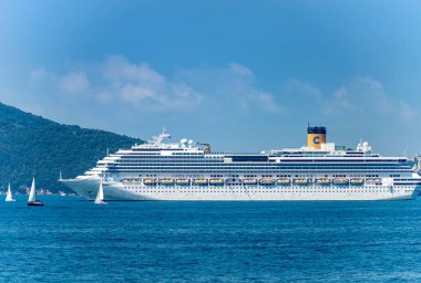 LA SPEZIA, İtalya - 22 Temmuz 2020: Costa Pacifica Cruise gemisi La Spezia Limanı 'nda demirledi, Coronavirus nedeniyle durdu. Costa Cruises (Costa Crociere) bir İtalyan gemicilik şirketidir.