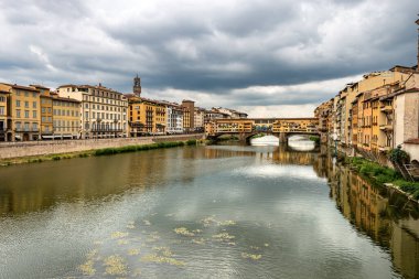Floransa 'da Ponte Vecchio (Eski Köprü) ve Arno Nehri' nin manzarası Santa Trinita Köprüsü 'nden görülür. Toskana İtalya, Avrupa