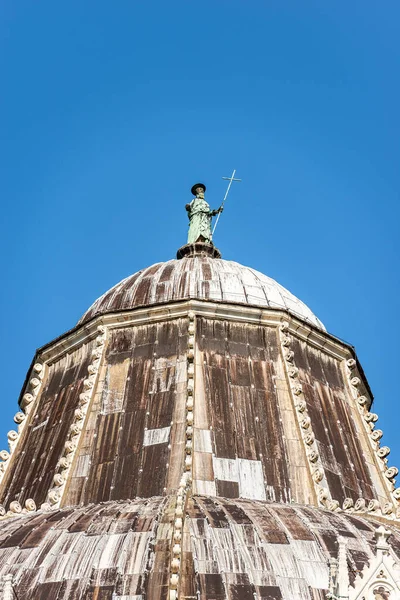 Närbild Pisa Dopfunten Med Bronsstatyn Johannes Döparen Piazza Dei Miracoli — Stockfoto