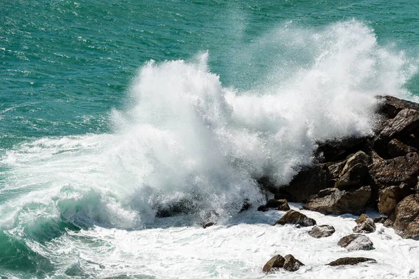 Grote Witte Golven Van Zee Breken Rotsen Breakwater Golf Van — Stockfoto