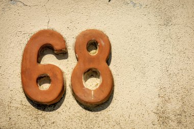 Tellaro 'nun küçük bir köyündeki taş bir duvara 68 (68) numaralı evin yakın çekimi. Liguria, İtalya, Avrupa 