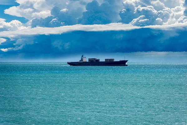 スペツィア湾 リグーリア州 イタリア ヨーロッパと積乱雲下地中海の黒コンテナ船 — ストック写真