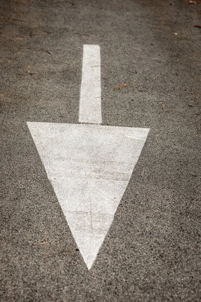 Primer Plano Una Flecha Blanca Pintada Asfalto Una Carretera Señal —  Fotos de Stock