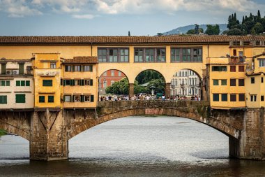 Ponte Vecchio, Floransa 'daki Arno Nehri üzerindeki eski köprü UNESCO dünya mirası bölgesi, Toskana İtalya, Avrupa