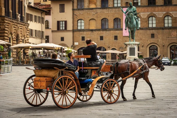 Stadtrundfahrt Der Pferdekutsche Der Innenstadt Von Florenz Piazza Della Signoria — Stockfoto