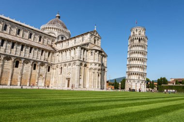 Pisa, Yaslı Kule ve Katedral (Duomo di Santa Maria Assunta) Roma tarzında, Mucizeler Meydanı (Piazza dei Miracoli). Toskana, İtalya, Avrupa
